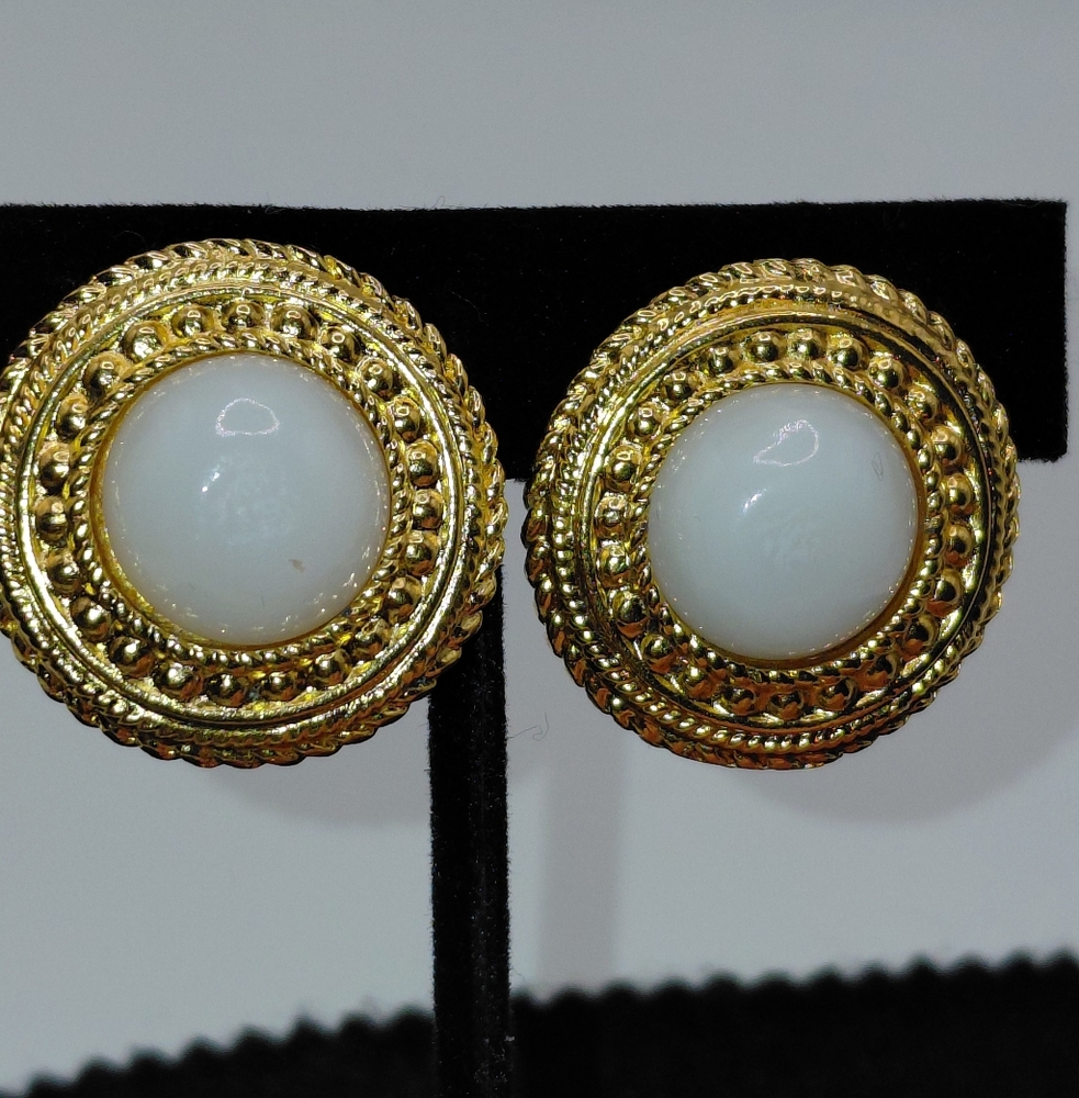 Chanel Vintage Gold Plated Gripoix (Glass) Clip Earrings 80s White - Picture 1 of 7